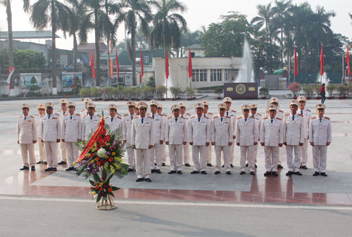 Đại diện Ban Giám đốc và lãnh đạo các Khoa, Phòng, Bộ môn, Trung tâm thuộc Học viện CSND thành kính dâng hương tại Tượng đài Chủ tịch Hồ Chí Minh.